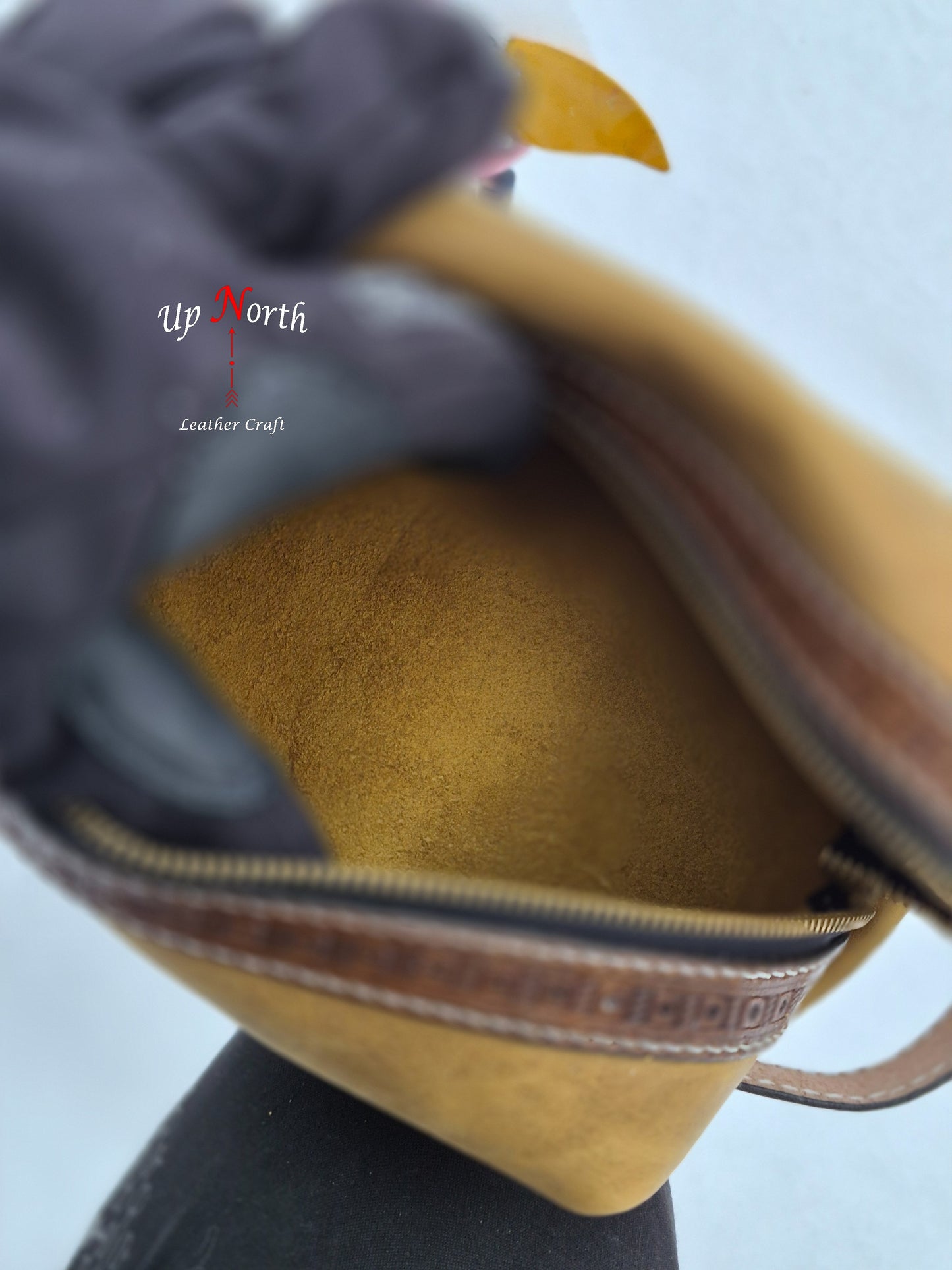 (01TB26)Leather Toiletry Bag - Caramel