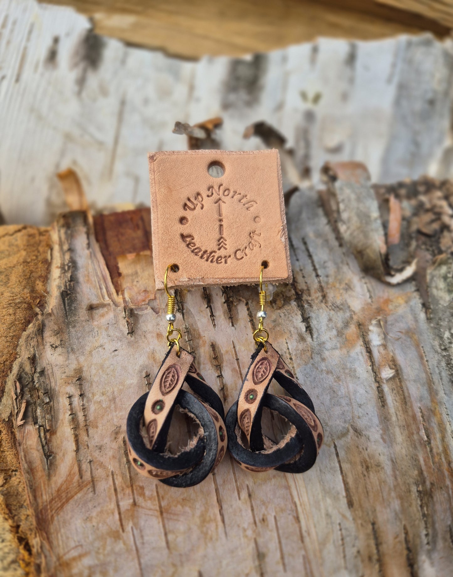 (08ER26) Leather Earring - Green Dot Leaf Tangles