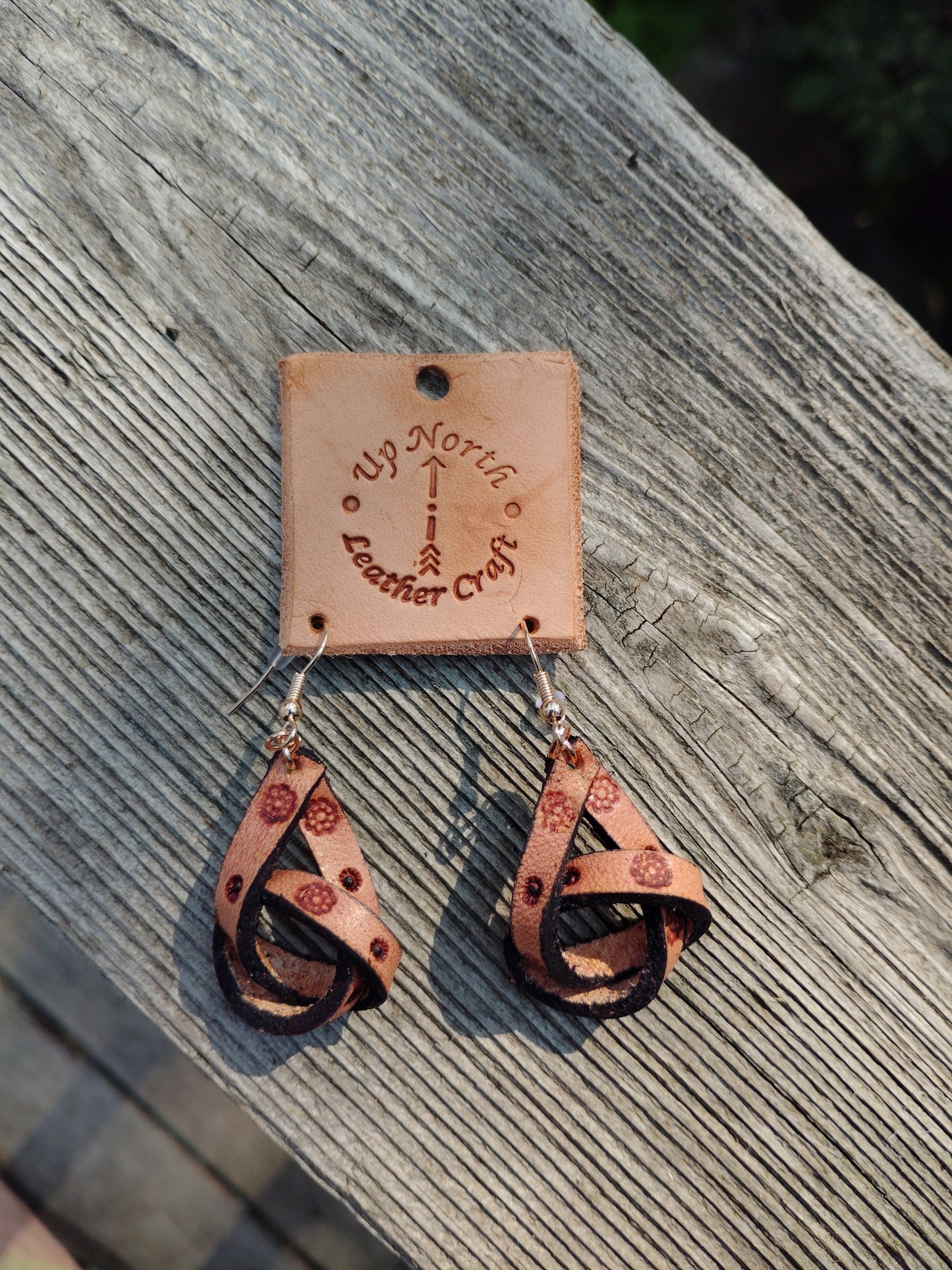(25ER24) Leather Earrings - Flower Tangles