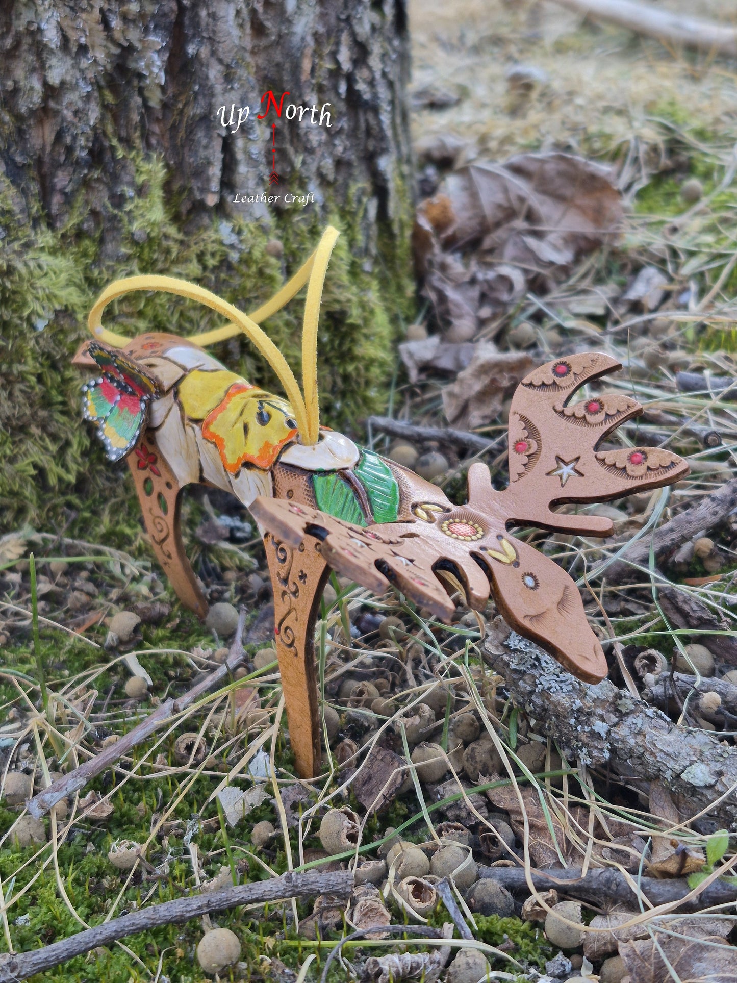 (05OM26) Leather Moose Ornament - White Daffodil